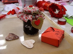 Valentínske dekorácie, darčeky, sviečky.